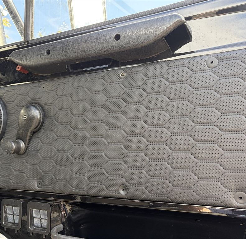 ONE-OFF CUSTOM BUILD - STUNNING TRUCK!