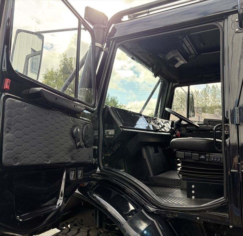 ONE-OFF CUSTOM BUILD - STUNNING TRUCK!