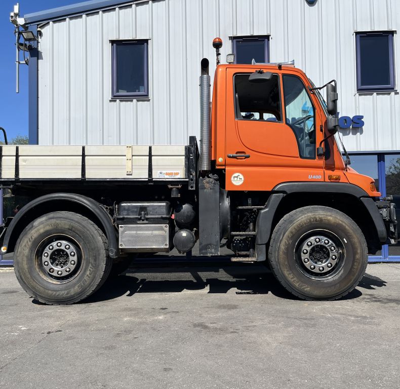 U400 AG REGISTERED WITH PICK-UP HITCH