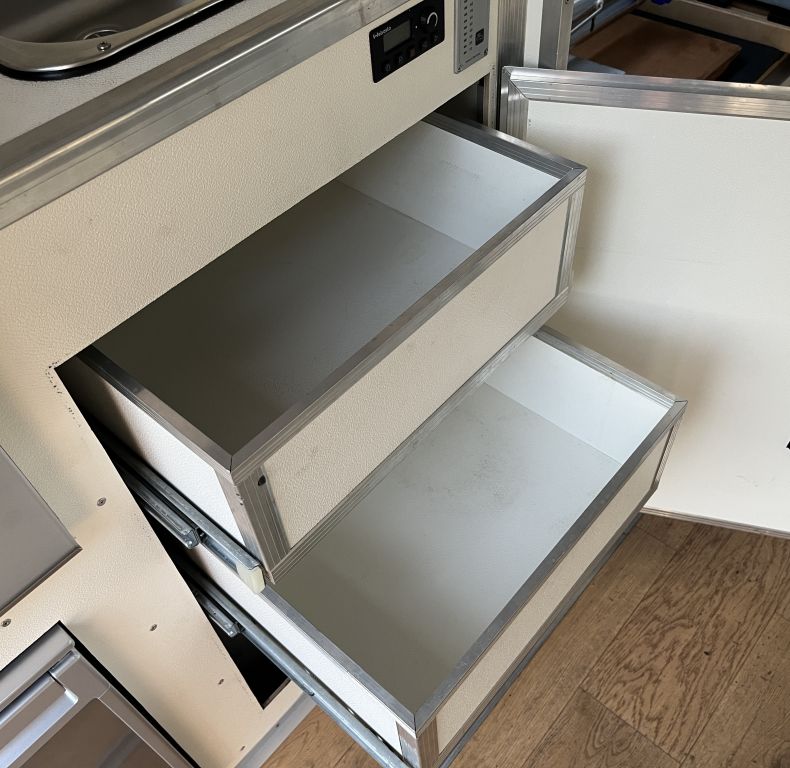 ZEPPELIN EX-MILITARY BOX - WELL EQUIPPED CAMPER CONVERSION
