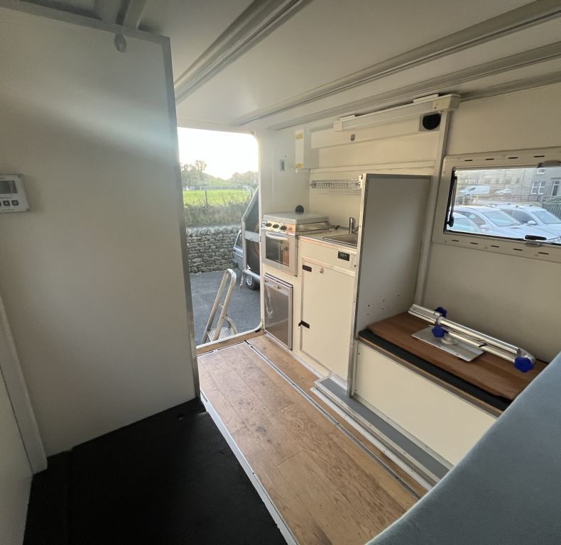 ZEPPELIN EX-MILITARY BOX - WELL EQUIPPED CAMPER CONVERSION