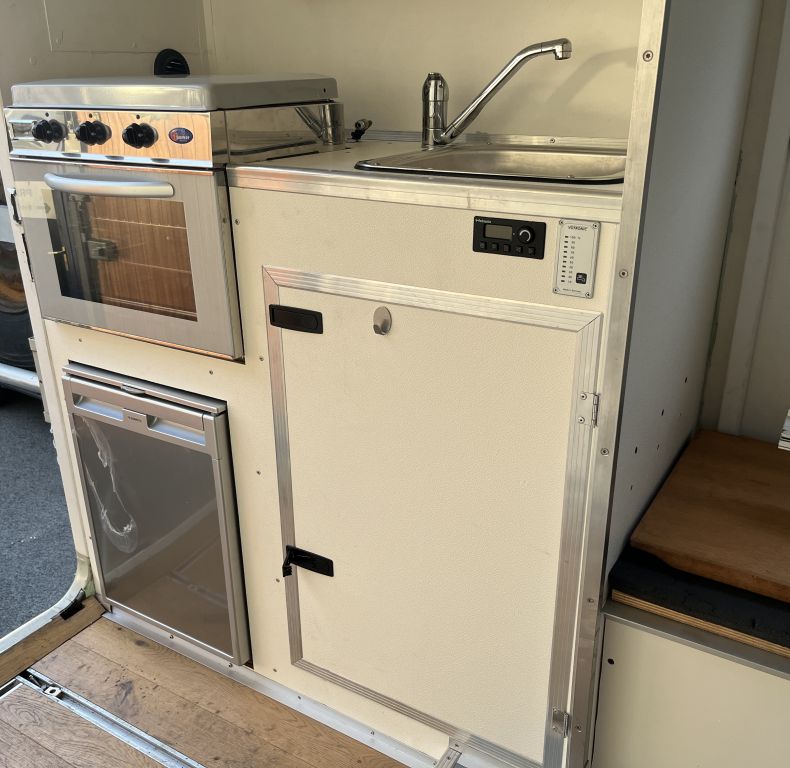 ZEPPELIN EX-MILITARY BOX - WELL EQUIPPED CAMPER CONVERSION