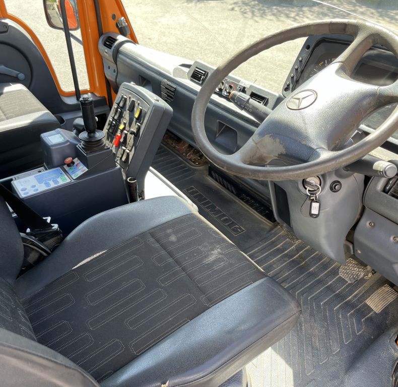 U400 AG REGISTERED WITH PICK-UP HITCH