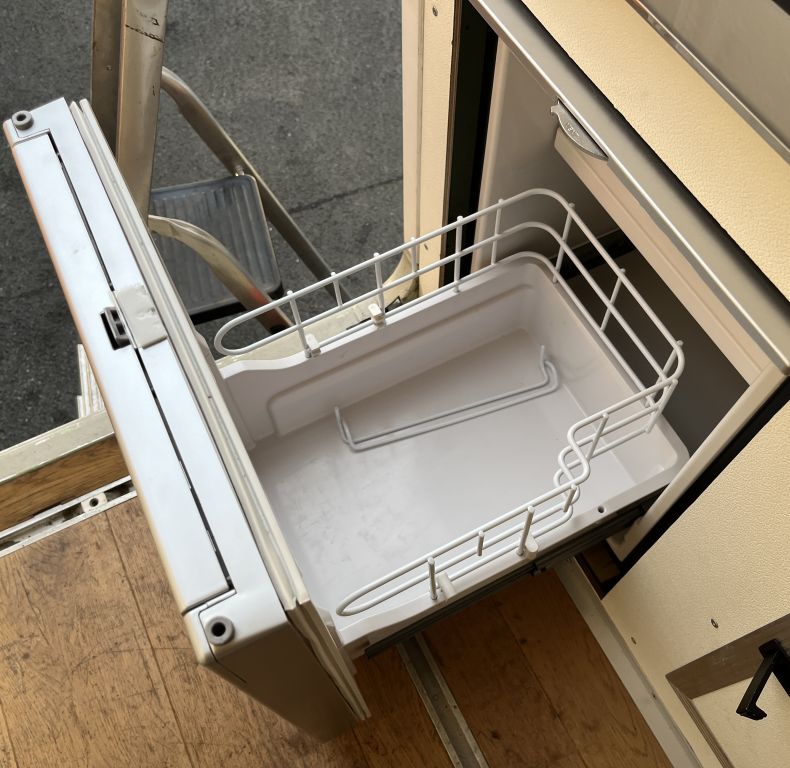 ZEPPELIN EX-MILITARY BOX - WELL EQUIPPED CAMPER CONVERSION