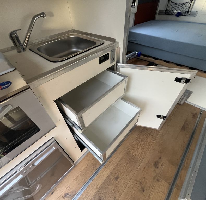 ZEPPELIN EX-MILITARY BOX - WELL EQUIPPED CAMPER CONVERSION