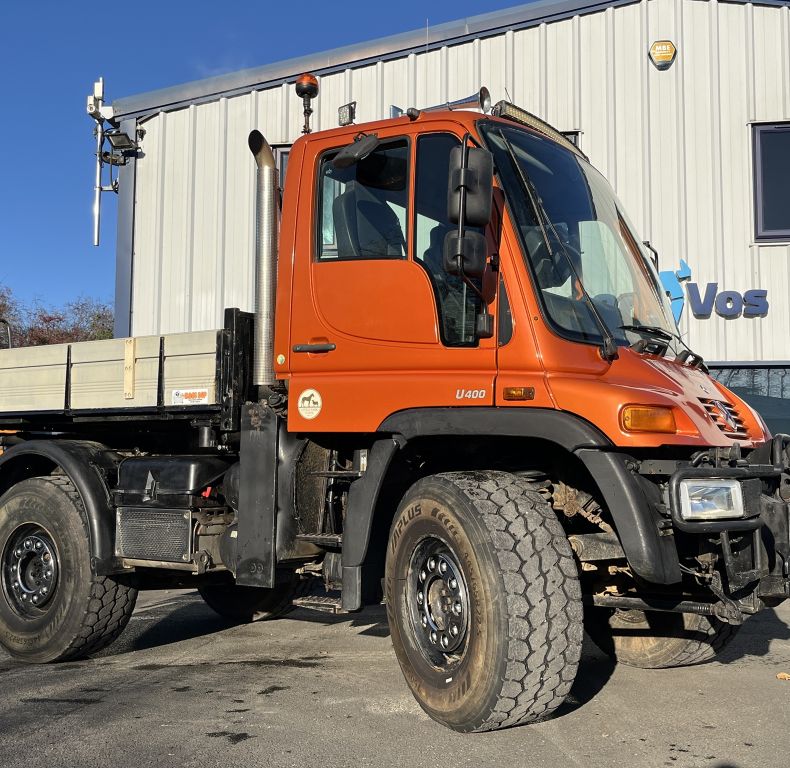 U400 AG REGISTERED WITH PICK-UP HITCH