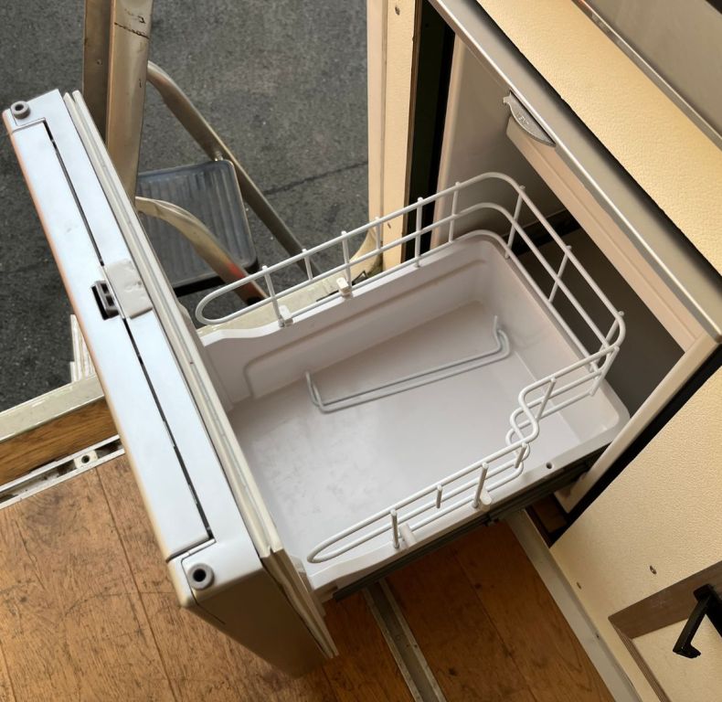 ZEPPELIN EX-MILITARY BOX - WELL EQUIPPED CAMPER CONVERSION