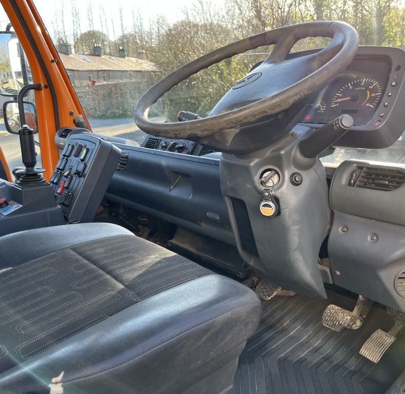 U400 AG REGISTERED WITH PICK-UP HITCH