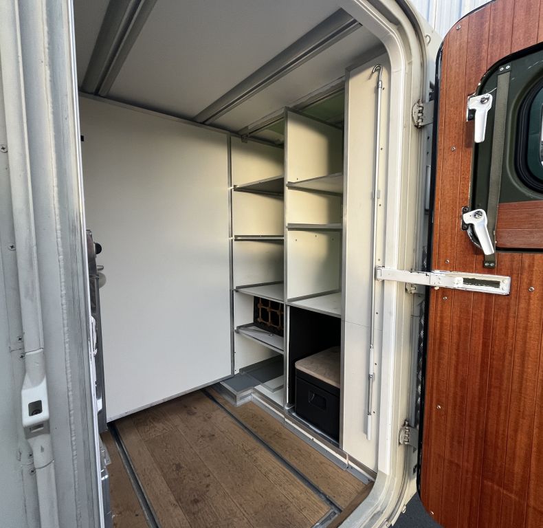 ZEPPELIN EX-MILITARY BOX - WELL EQUIPPED CAMPER CONVERSION